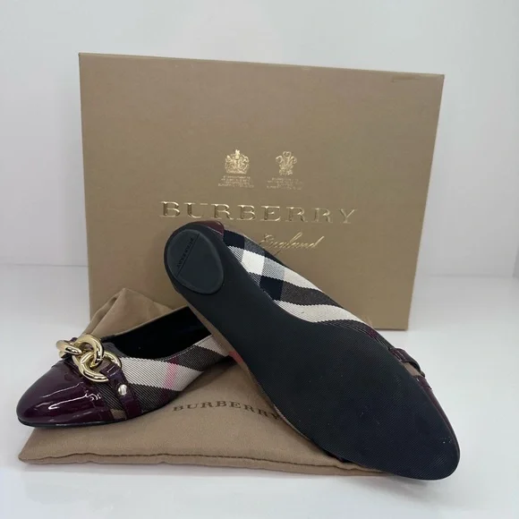 Stylish Women's Plaid Flats with Gold Chain Accent - Picture 4 of 9